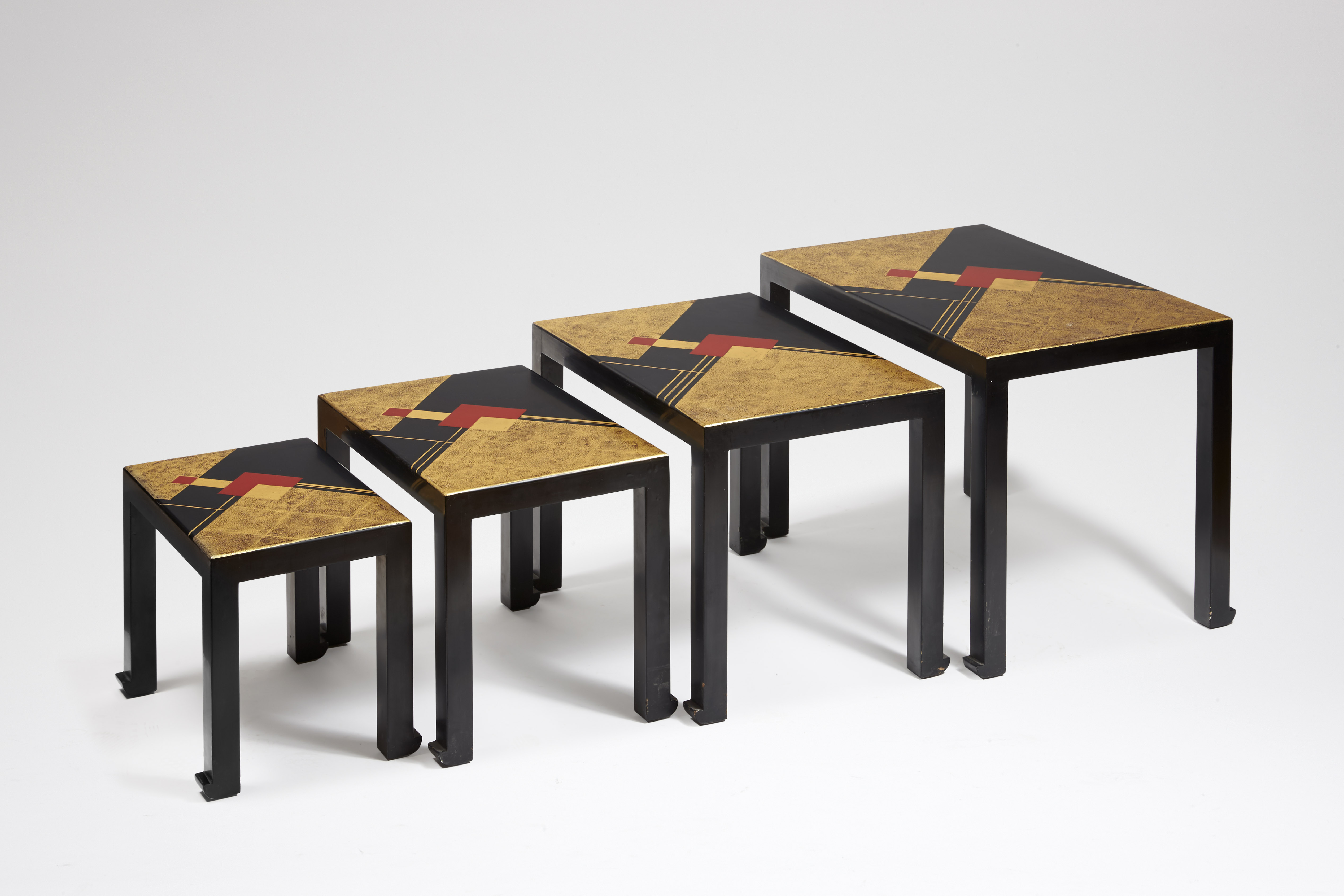 Tables gigognes en laque noire et or. Vers 1932.